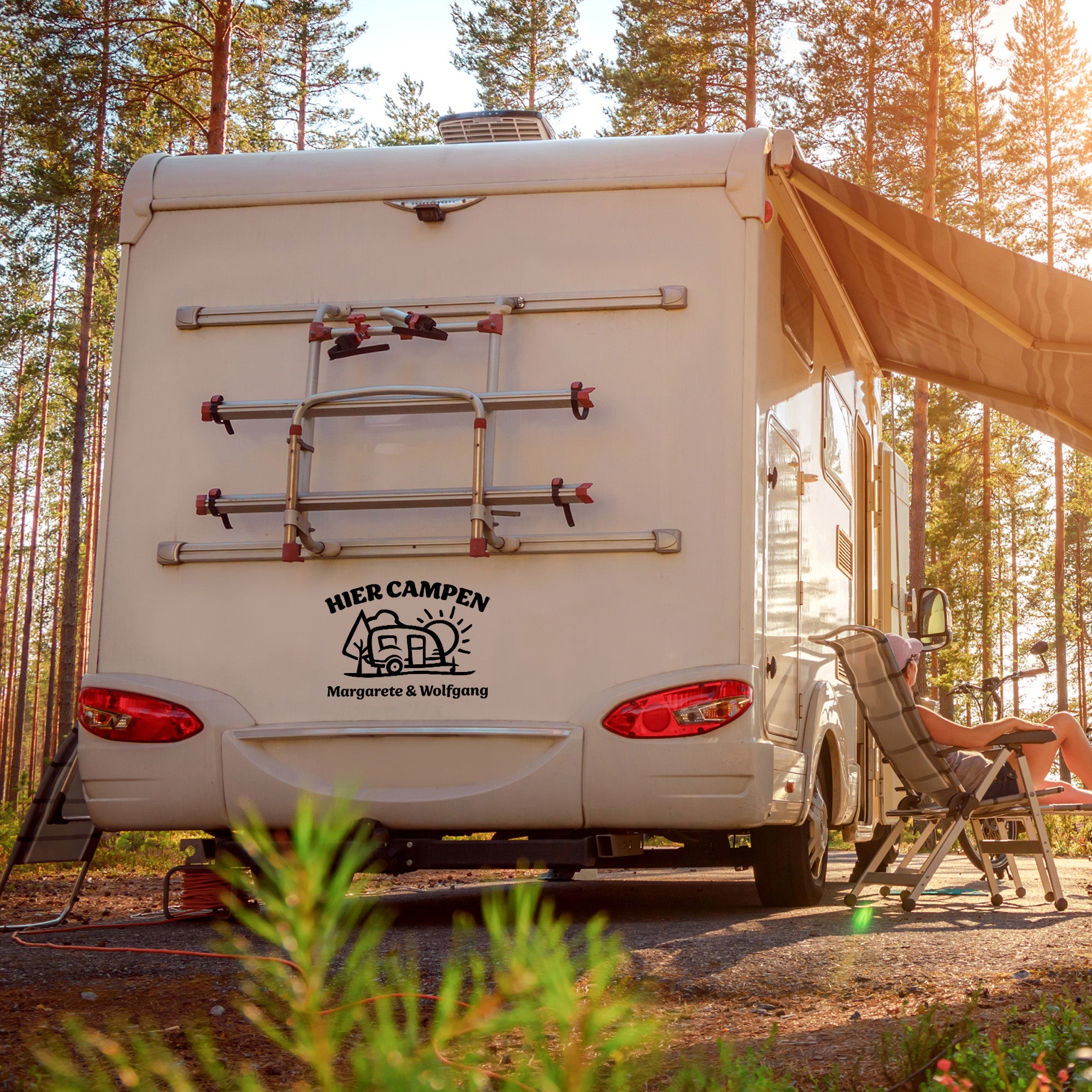 Aufkleber „Hier Campen… - Wohnwagen“ personalisierbar