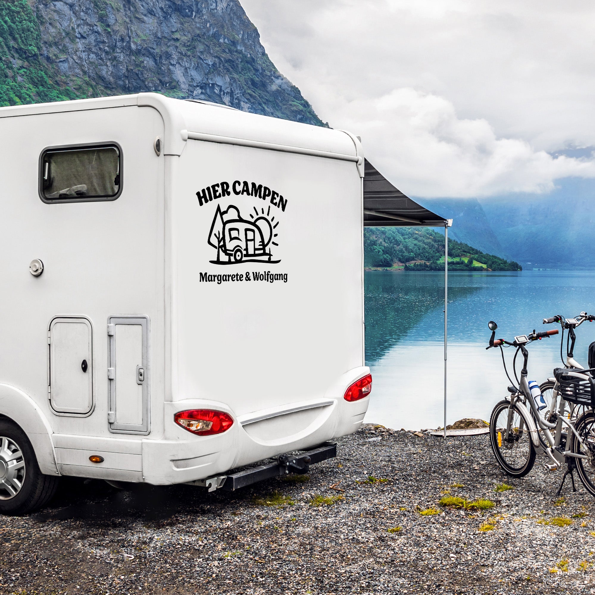 Aufkleber „Hier Campen… - Wohnwagen“ personalisierbar