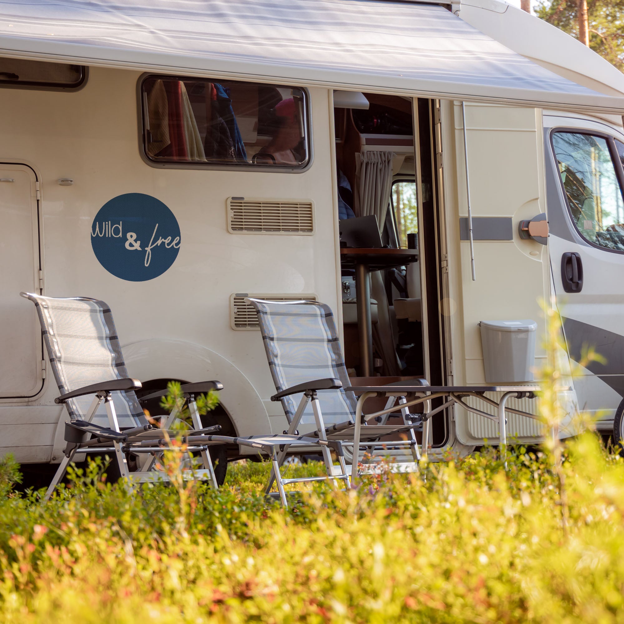 Camping Aufkleber "Wild & Free"