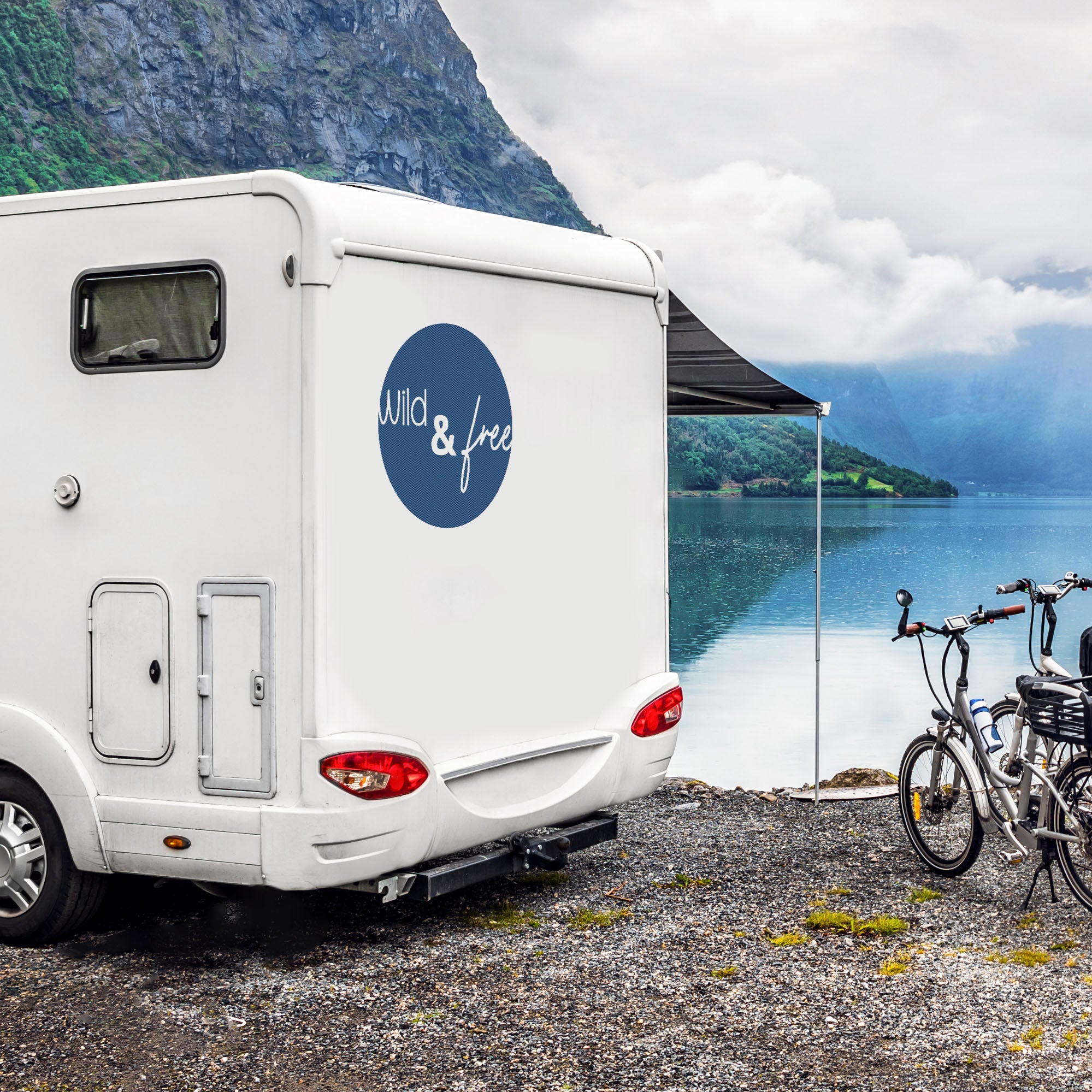 Camping Aufkleber "Wild & Free"