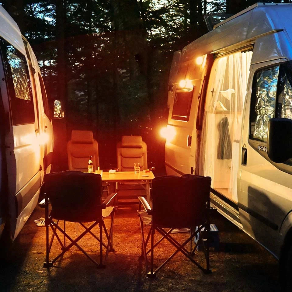 Lampe Cherro die am Wohnmobil hängt