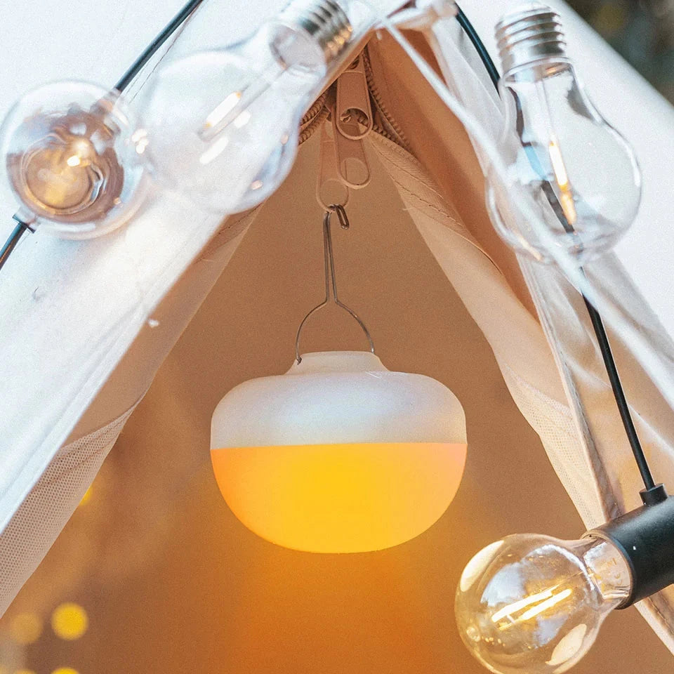 Lampe Cherro die im Zelteingang hängt
