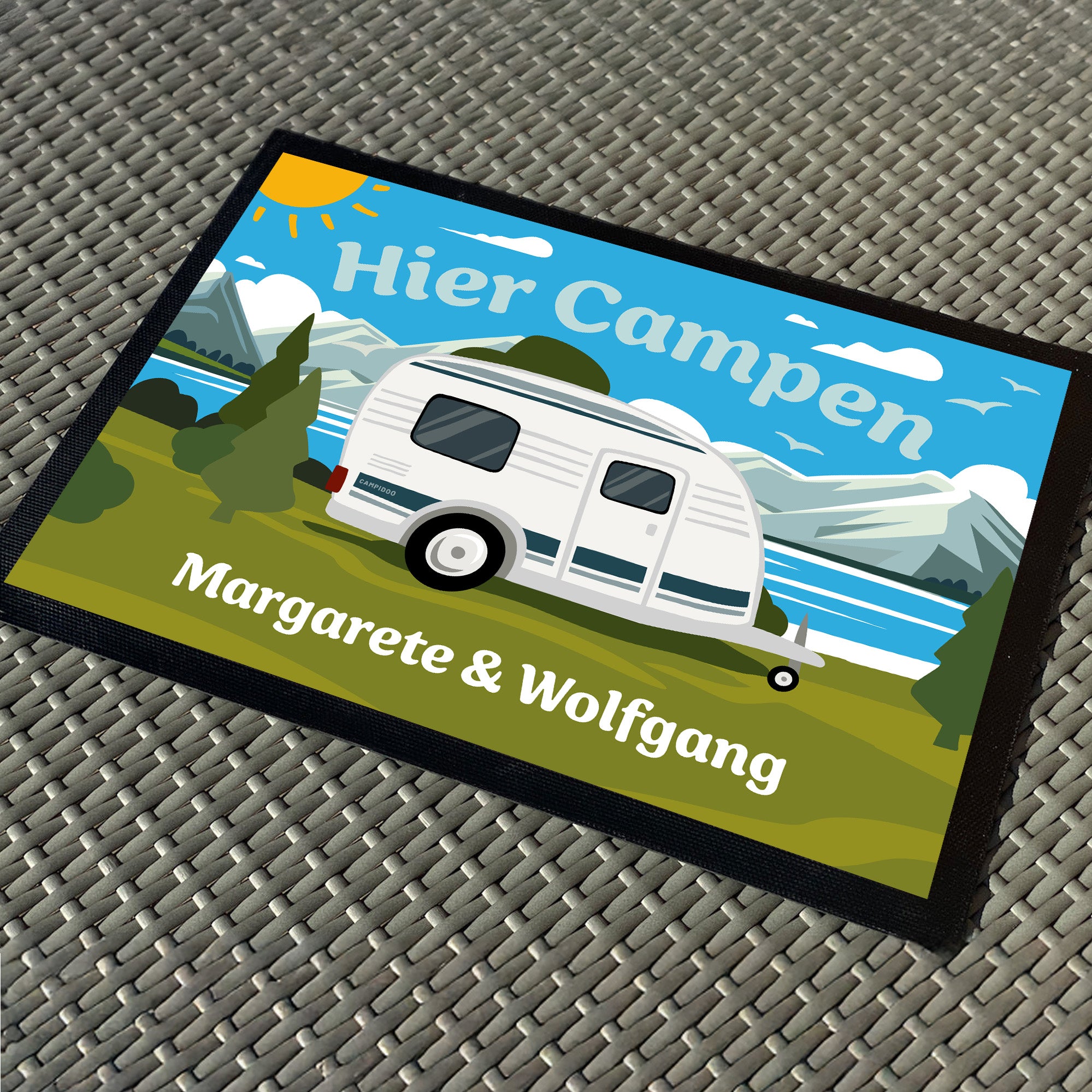 bunte Camping Fussmatte "Hier campen... - WoWa" personalisierbar