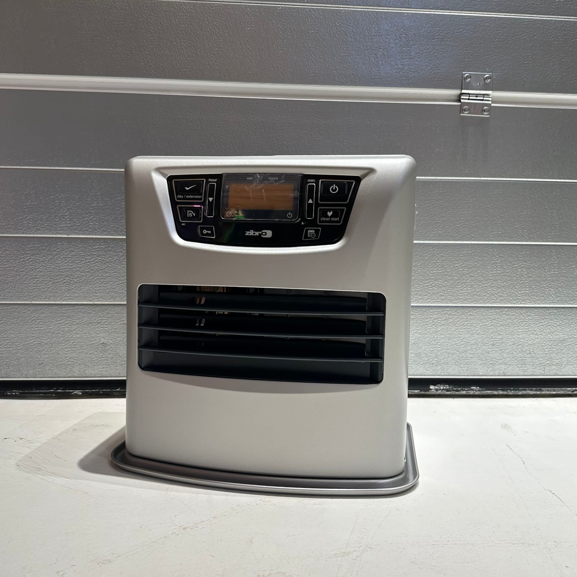 Zibro LC-140 incl. hand pump awning heater for medium awnings